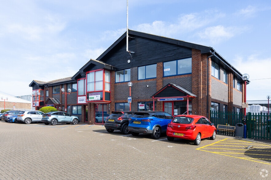 Henwood, Ashford to rent - Primary Photo - Image 1 of 9