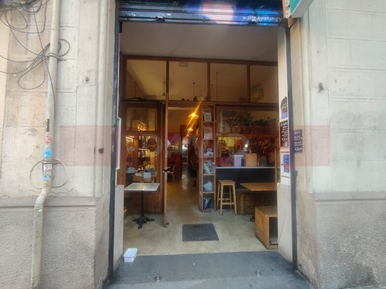 Retail in Barcelona, Barcelona to rent - Interior Photo - Image 2 of 4
