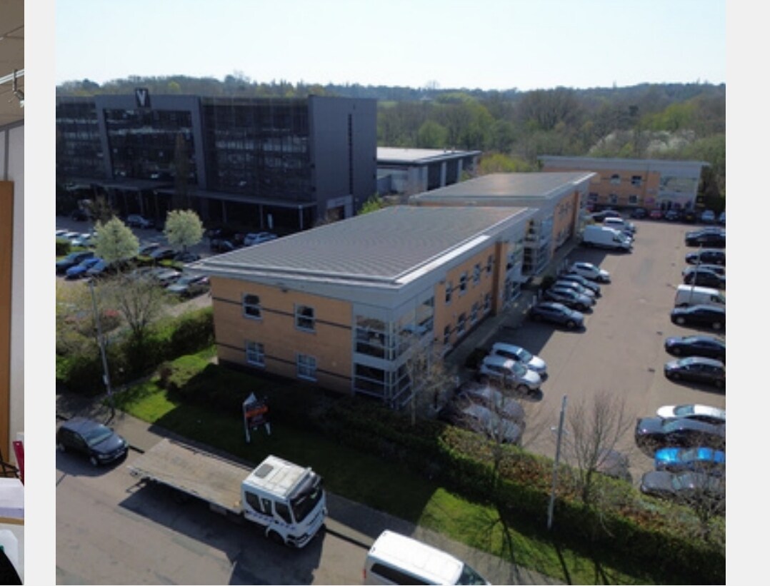 Centennial Ave, Borehamwood to rent Building Photo- Image 1 of 2