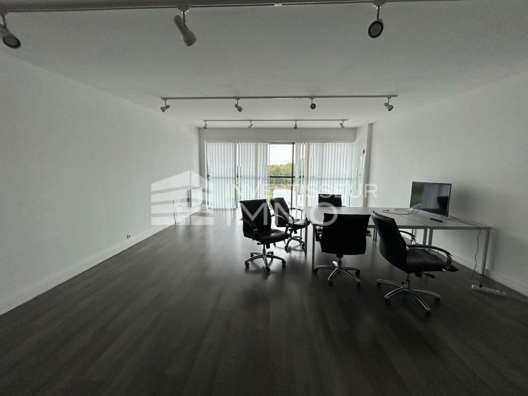Light Industrial in Émerainville to rent Interior Photo- Image 1 of 4