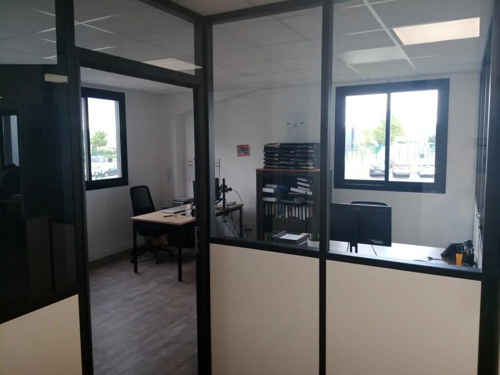 Location Bureaux 200 m² - Photo 1
