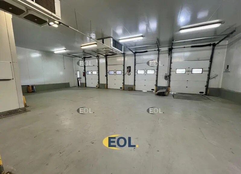Light Industrial in Montreuil for sale - Interior Photo - Image 2 of 9