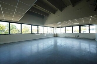 Office in Champagne-au-Mont-d'Or to rent Interior Photo- Image 2 of 12