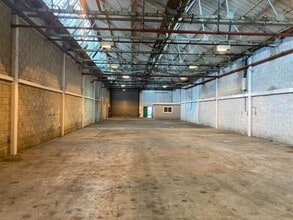 Vale Park Way, Manchester to rent Interior Photo- Image 1 of 1