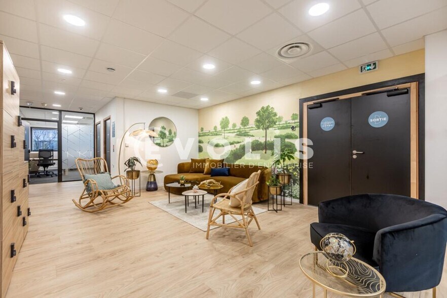 Office in Élancourt to rent - Building Photo - Image 3 of 12