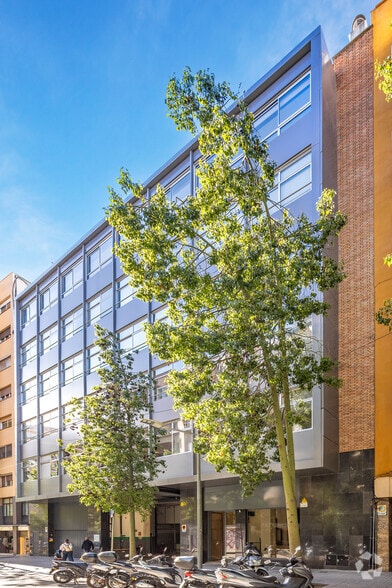 Office in Barcelona, Barcelona to rent - Building Photo - Image 3 of 4