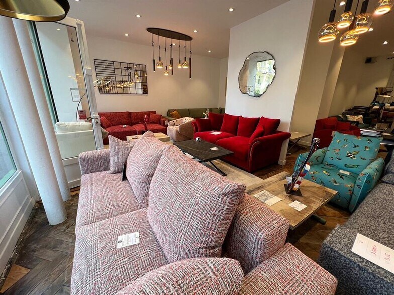 Retail in Paris to rent - Interior Photo - Image 2 of 9
