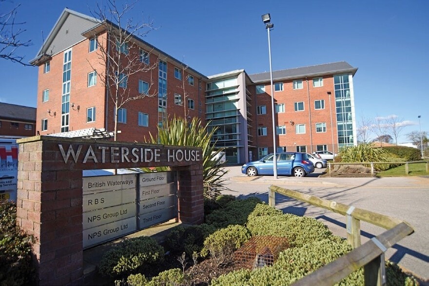 Waterside Dr, Wigan for rent - Primary Photo - Image 1 of 4