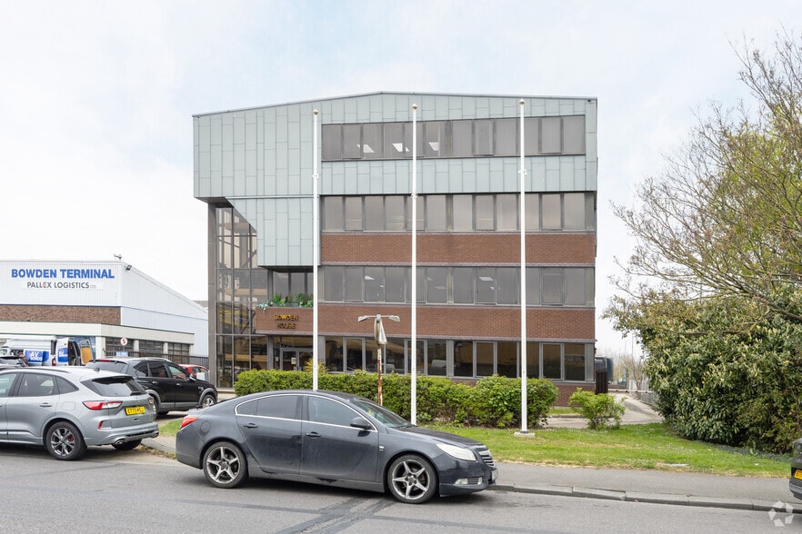 Luckyn Ln, Basildon to rent - Building Photo - Image 2 of 5