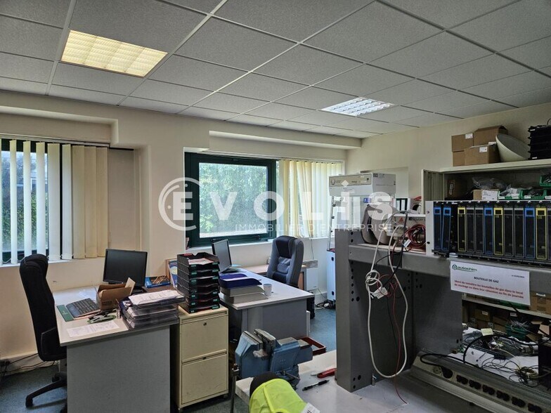 9 Avenue Des Froides Bouillies, Morangis to rent - Interior Photo - Image 3 of 12