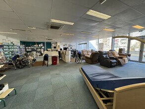 Retail in Argenteuil to rent Interior Photo- Image 2 of 14