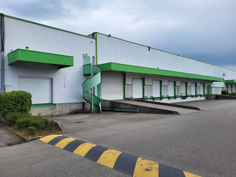 Light Industrial in Genas to rent - Building Photo - Image 3 of 11