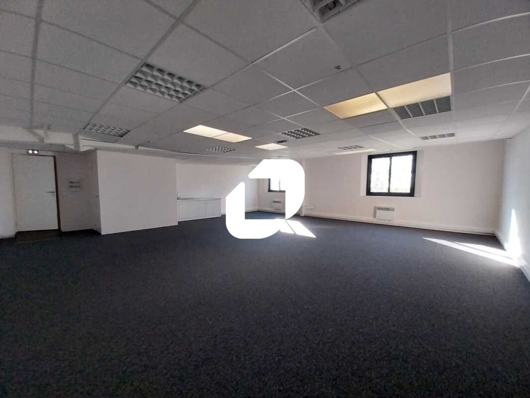 Light Industrial in Rambouillet to rent Interior Photo- Image 1 of 9