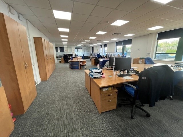 85 Great North Rd, Hatfield to rent - Building Photo - Image 3 of 17