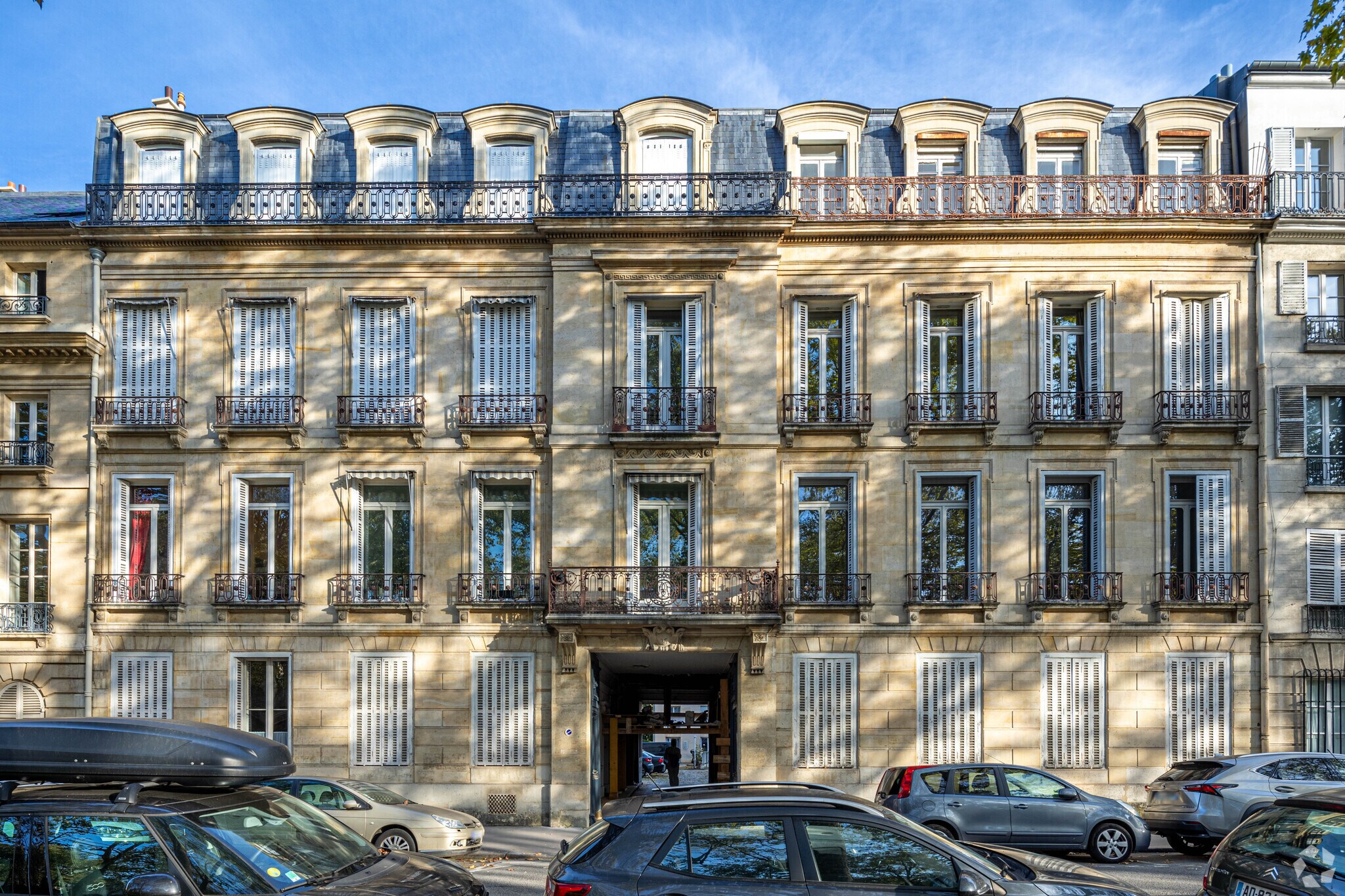 Office in Versailles to rent Primary Photo- Image 1 of 3