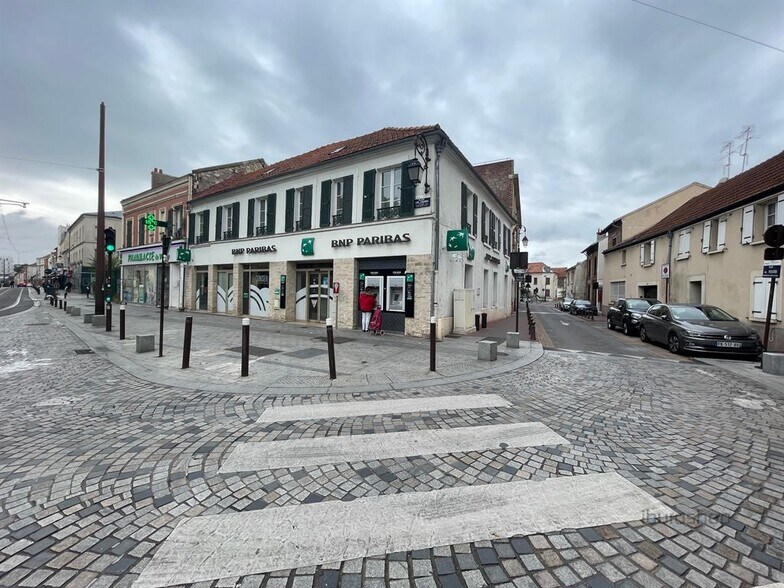 Retail in Gennevilliers to rent - Building Photo - Image 2 of 4