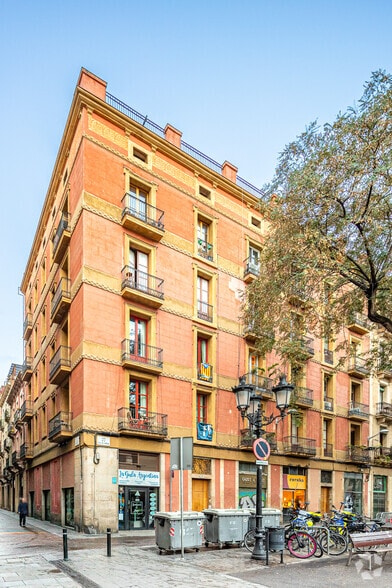 Retail in Barcelona, Barcelona to rent - Building Photo - Image 2 of 2