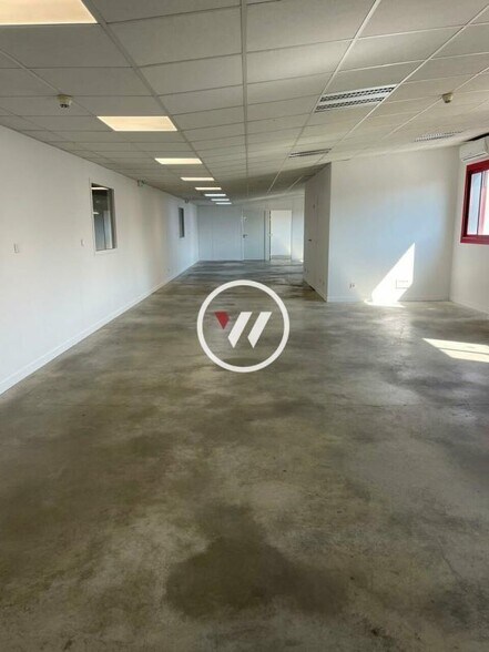 Light Industrial in Marseille to rent - Interior Photo - Image 3 of 11