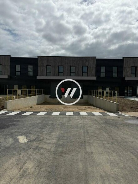 Light Industrial in Puiseux-en-France to rent - Building Photo - Image 3 of 12