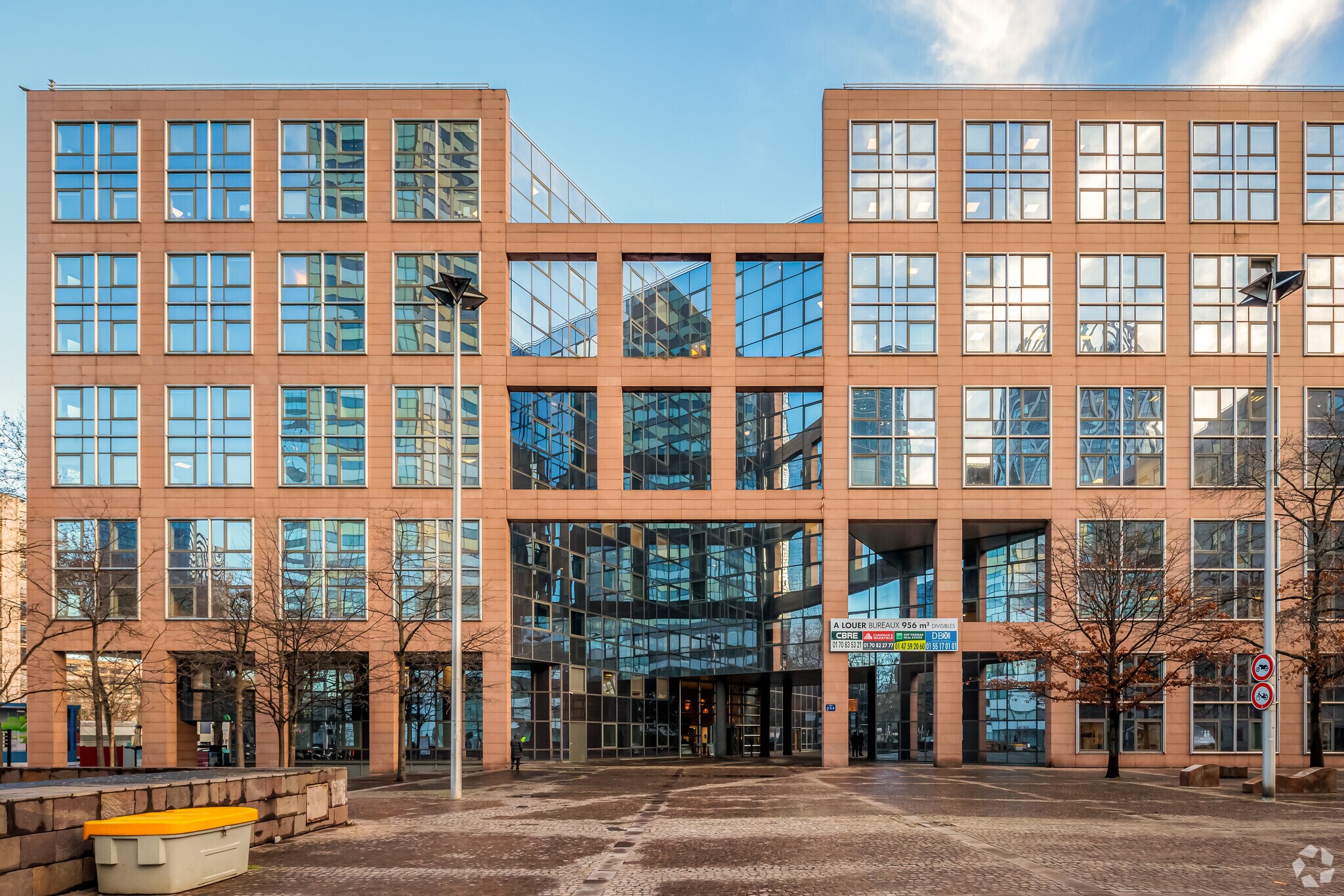 2-4 Place Des Vosges, Courbevoie to rent Primary Photo- Image 1 of 9