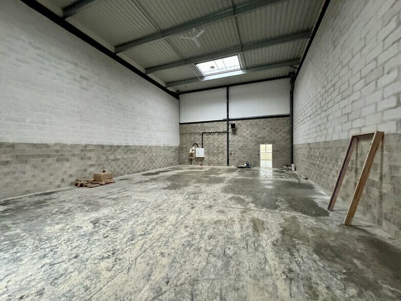 Light Industrial in Flins-sur-Seine for sale - Interior Photo - Image 1 of 7