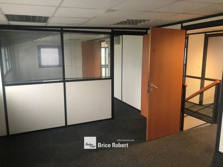 3 Allée Des 3 Joncs, Jons to rent - Interior Photo - Image 3 of 12