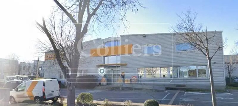 Light Industrial in Aix-en-Provence to rent - Building Photo - Image 2 of 3