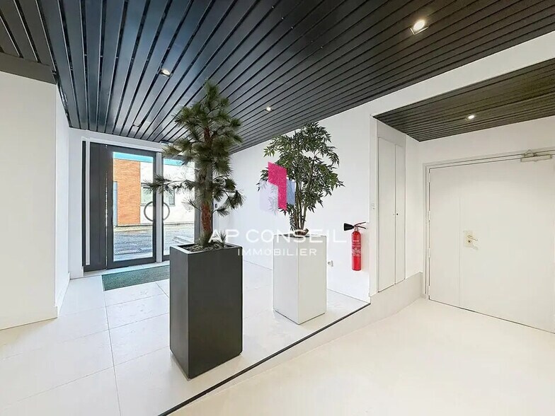 Office in Saint-Germain-en-Laye to rent - Lobby - Image 1 of 3