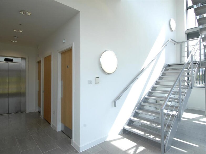 Helen St, Glasgow to rent - Lobby - Image 3 of 3