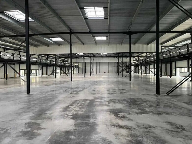 Industrial in Buc to rent - Interior Photo - Image 2 of 3