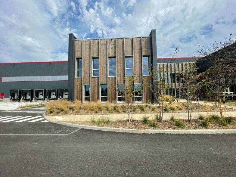 Industrial in Le Thillay to rent - Building Photo - Image 2 of 31