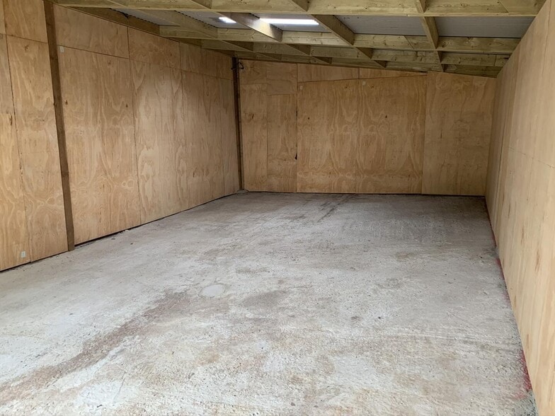 Unit 1 Pyes Bridge Farm, Barnston to rent - Interior Photo - Image 3 of 4