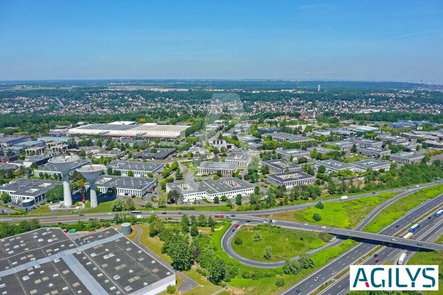 Light Industrial in to rent - Building Photo - Image 3 of 6