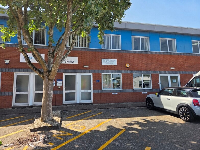 25-43 Kingfisher Ct, Newbury to rent - Building Photo - Image 1 of 2
