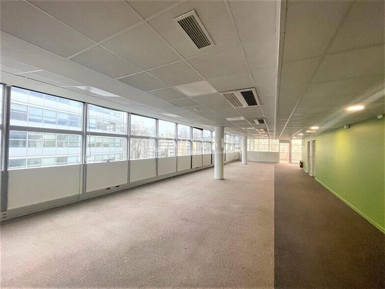 Office in Pantin to rent - Building Photo - Image 2 of 7