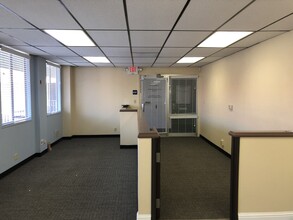 930 Alhambra Blvd, Sacramento, CA for rent Interior Photo- Image 1 of 7