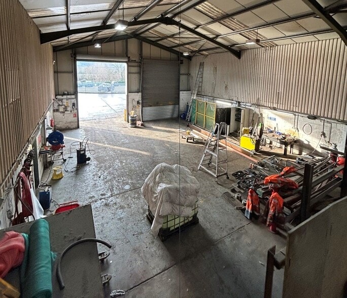 Low Mills Ln, Dewsbury to rent - Building Photo - Image 2 of 3