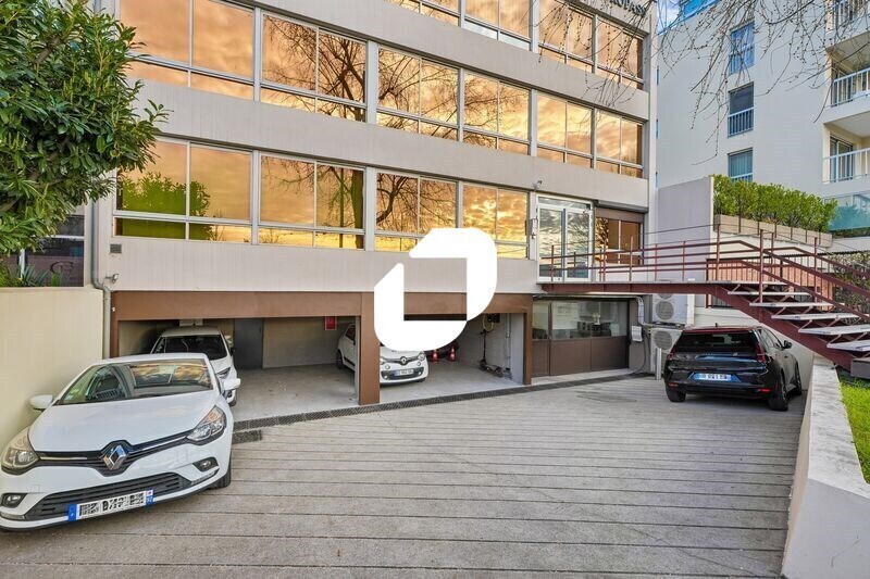 Office in Courbevoie for sale - Building Photo - Image 3 of 14