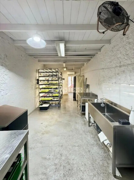 Retail in Marseille to rent - Interior Photo - Image 2 of 5