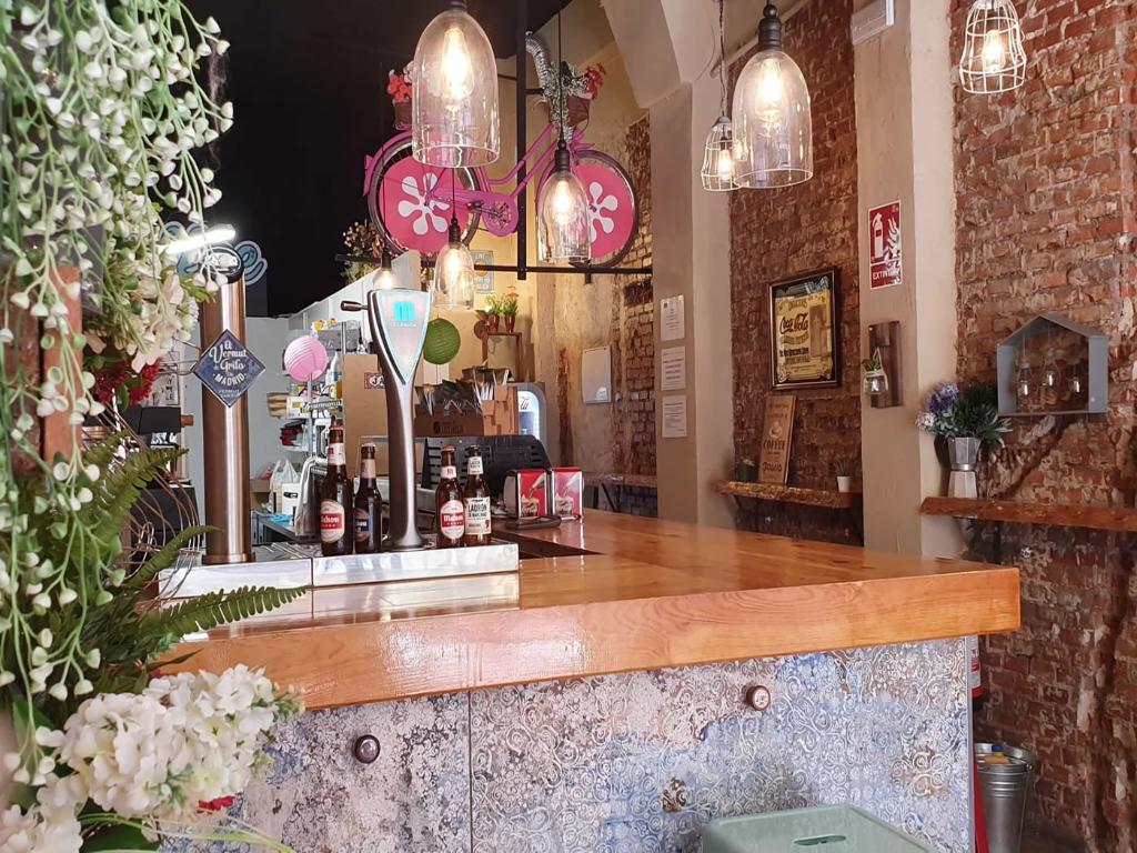 Retail in Madrid, Madrid to rent Building Photo- Image 1 of 2