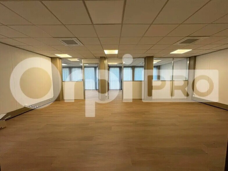 Office in Moissy-Cramayel to rent - Interior Photo - Image 2 of 12