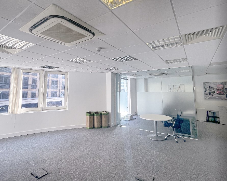 2 Station Ct, London to rent Interior Photo- Image 1 of 4