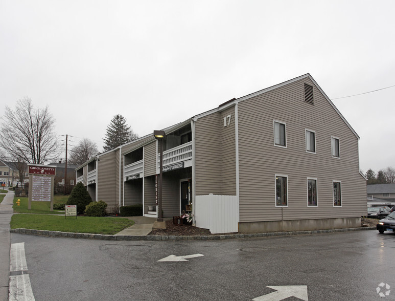 15-19 Danbury Rd, Ridgefield, CT for rent - Building Photo - Image 1 of 2