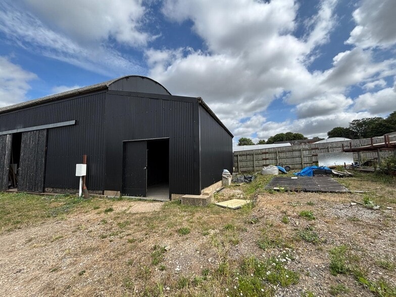 New Mill End, Luton to rent - Building Photo - Image 2 of 7