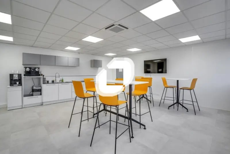 Office in Champs-sur-Marne to rent - Interior Photo - Image 1 of 14