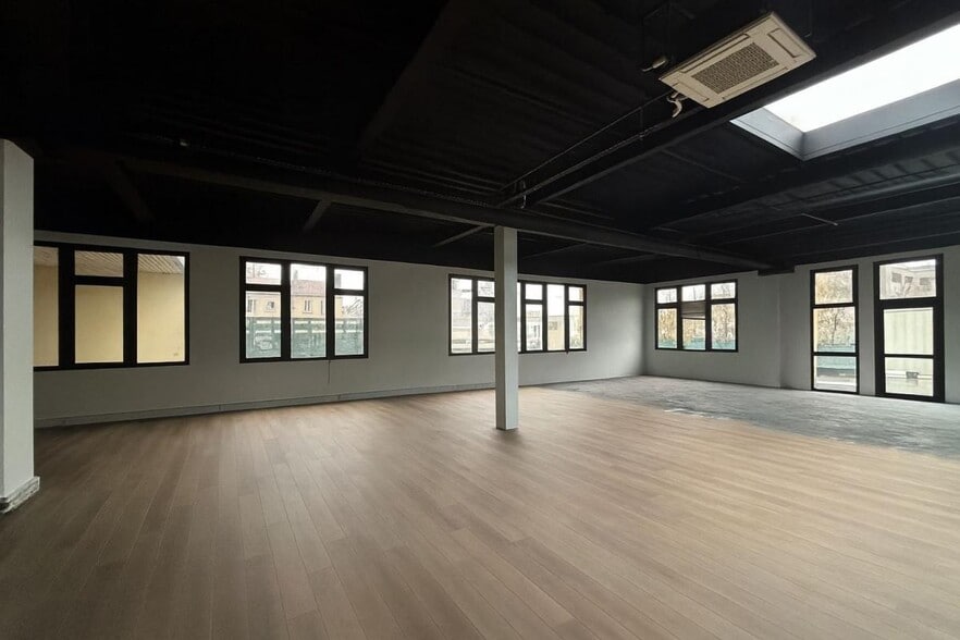 Light Industrial in Arcueil to rent - Interior Photo - Image 2 of 6