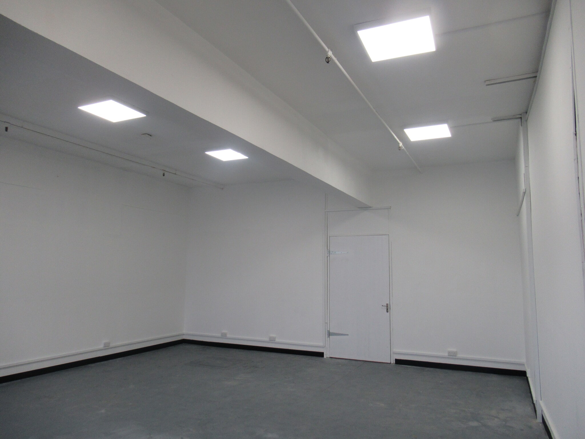 8 Deer Park Rd, London to rent Interior Photo- Image 1 of 4