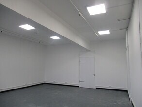 8 Deer Park Rd, London to rent Interior Photo- Image 1 of 4