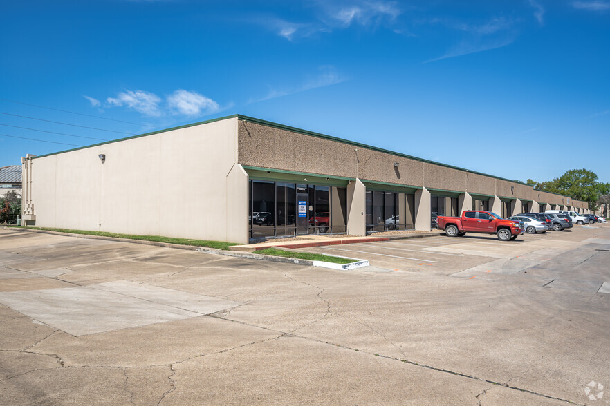 11391 Meadowglen Ln, Houston, TX for rent - Building Photo - Image 3 of 7