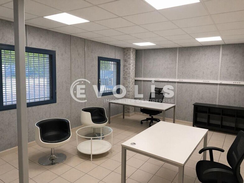 3 Rue De Lombardie, Décines-Charpieu to rent - Interior Photo - Image 3 of 8